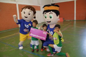 jogos de oeiras crianças a jogar futsal