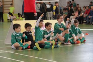 jogos de oeiras crianças a jogar futsal