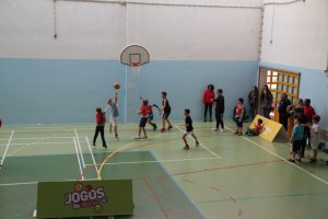 jogos de oeiras crianças a jogar basquetebol