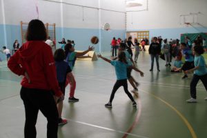 jogos de oeiras crianças a jogar basquetebol