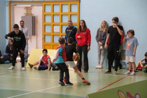 jogos de oeiras crianças a jogar basquetebol