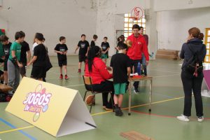 jogos de oeiras crianças a jogar basquetebol