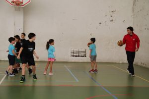 jogos de oeiras crianças a jogar basquetebol