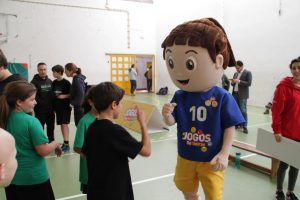 jogos de oeiras crianças a jogar basquetebol