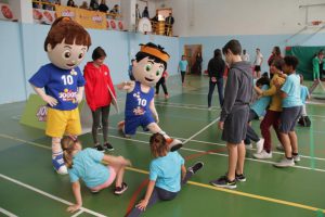 jogos de oeiras crianças a jogar basquetebol