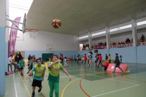 jogos de oeiras crianças a jogar basquetebol