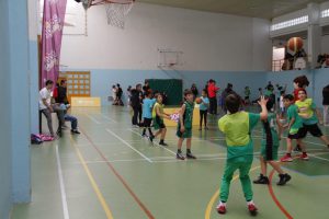 jogos de oeiras crianças a jogar basquetebol