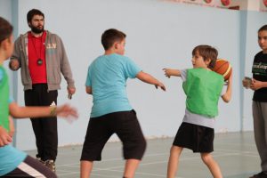 jogos de oeiras crianças a jogar basquetebol