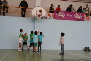 jogos de oeiras crianças a jogar basquetebol