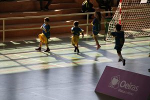 jogos de oeiras crianças a jogar andebol