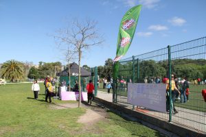 jogos de oeiras crianças a jogar futebol