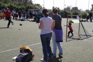 jogos de oeiras crianças a jogar futebol