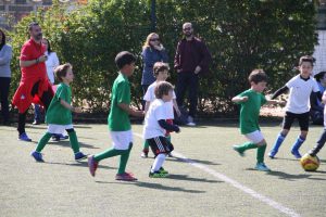 jogos de oeiras crianças a jogar futebol