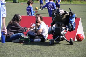 jogos de oeiras crianças a jogar futebol