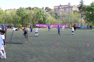 jogos de oeiras crianças a jogar futebol