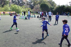 jogos de oeiras crianças a jogar futebol