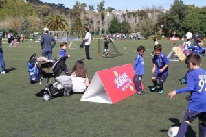 jogos de oeiras crianças a jogar futebol