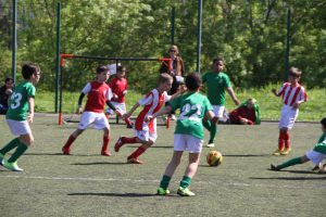 jogos de oeiras crianças a jogar futebol