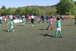 jogos de oeiras crianças a jogar futebol