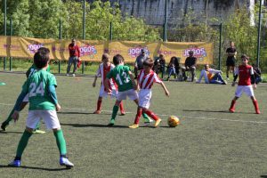 jogos de oeiras crianças a jogar futebol