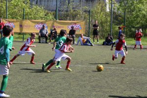 jogos de oeiras crianças a jogar futebol