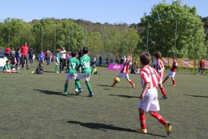 jogos de oeiras crianças a jogar futebol