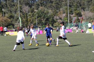 jogos de oeiras crianças a jogar futebol