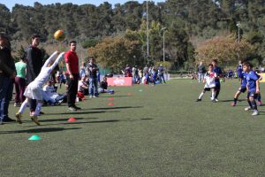 jogos de oeiras crianças a jogar futebol