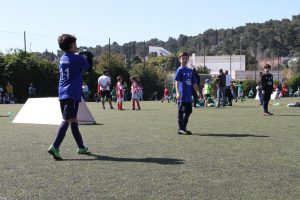 jogos de oeiras crianças a jogar futebol