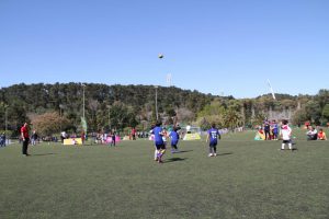 jogos de oeiras crianças a jogar futebol