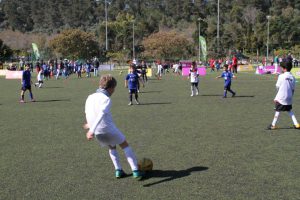 jogos de oeiras crianças a jogar futebol