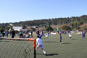 jogos de oeiras crianças a jogar futebol