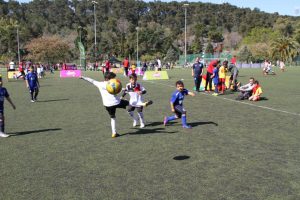 jogos de oeiras crianças a jogar futebol