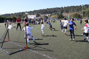 jogos de oeiras crianças a jogar futebol