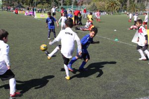 jogos de oeiras crianças a jogar futebol