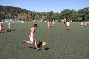 jogos de oeiras crianças a jogar futebol