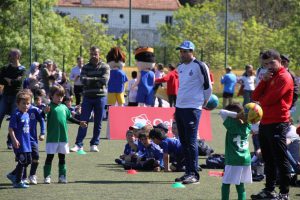 jogos de oeiras crianças a jogar futebol