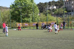 jogos de oeiras crianças a jogar futebol