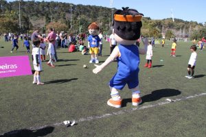 jogos de oeiras crianças a jogar futebol