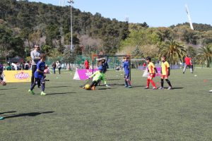 jogos de oeiras crianças a jogar futebol