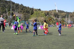 jogos de oeiras crianças a jogar futebol