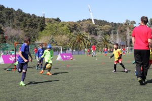 jogos de oeiras crianças a jogar futebol