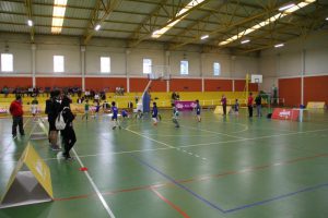 jogos de oeiras crianças a jogar futsal