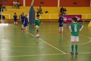 jogos de oeiras crianças a jogar futsal