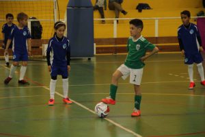 jogos de oeiras crianças a jogar futsal