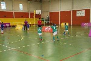 jogos de oeiras crianças a jogar futsal