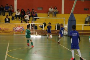 jogos de oeiras crianças a jogar futsal