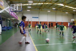 jogos de oeiras crianças a jogar futsal