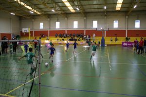 jogos de oeiras crianças a jogar futsal