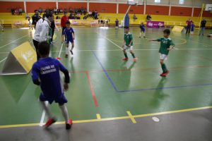 jogos de oeiras crianças a jogar futsal